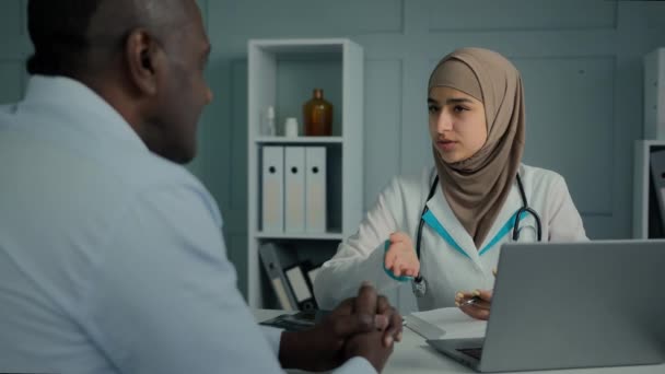 Медицинская Консультация Клинике Женщина Врач Кардиолог Арабская Женщина Дать Профессиональный — стоковое видео