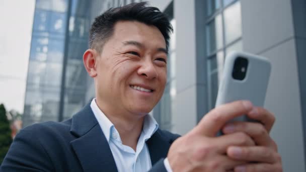 Позитивний Азіат Корейський Бізнесмен Середніх Років Який Працює Підприємстві Посміхається — стокове відео