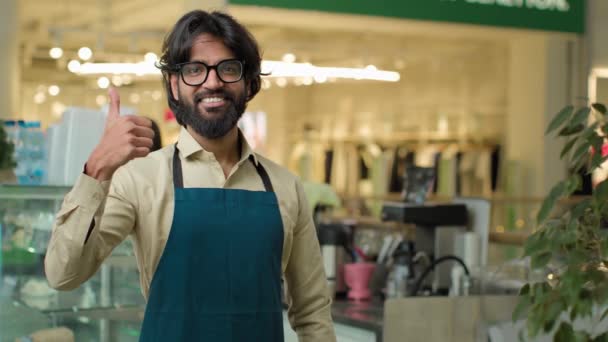 Retrato Pequeno Empresário Óculos Mostrar Polegar Para Cima Barbudo Sorrindo — Vídeo de Stock