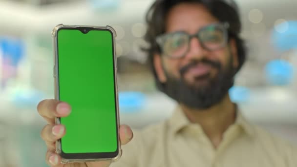 Fokusera Mobiltelefon Med Grön Skärm Innehav Indiska Mannen Glasögon Suddig — Stockvideo