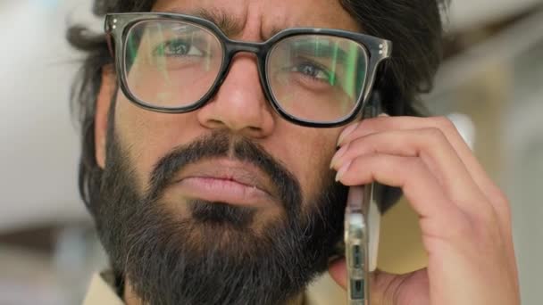 Закрийте Індійського Фахівця Окулярах Звичайний Арабський Бізнесмен Робить Діловий Дзвінок — стокове відео