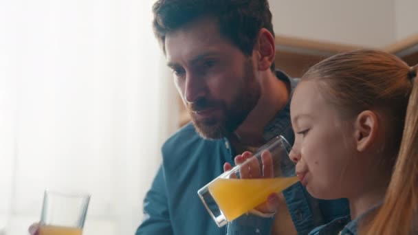 Caucasian Bearded Father Cite Little Child Kid Drink Healthy Fresh — Vídeo de stock