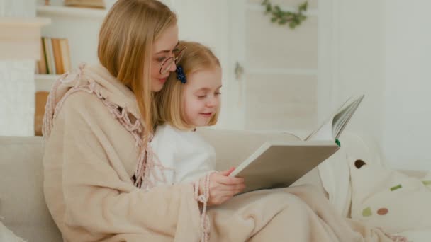 Caucasian Nanny Woman Glasses Teach Little Girl Read Book Involve — Video
