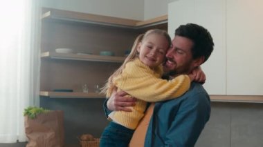 Mutlu, sevecen, beyaz, yetişkin, bekar, sakallı baba ve küçük kız evdeki mutfakta sarılıyorlar. Sevgi dolu baba, kucaklayan çocuk, kucaklayan kız, kucaklayan konuşma, babalar günü.