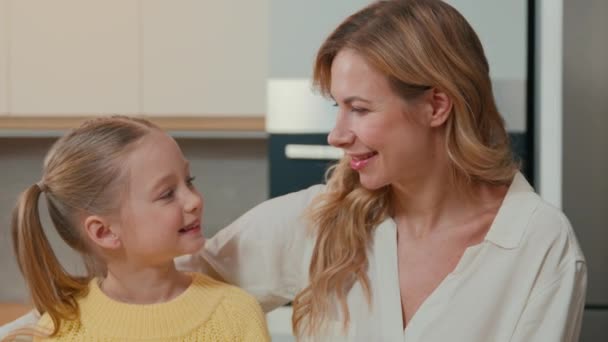 Biała Szczęśliwa Rodzina Kuchni Zamknij Uśmiechniętą Córeczkę Przytulającą Mamę Patrz — Wideo stockowe