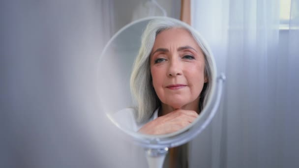 Zrcadlový Odraz Žena Vrásčitá Tvář 50S Středního Věku Běloška Žena — Stock video