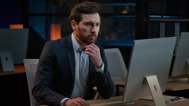 Pensive Caucasian Middle Aged Man Sit Night Office Thinking Deep — стоковое видео