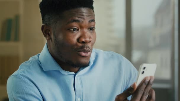 Překvapený Šťastný Dospělý Etnický Muž Afričan Americký Podnikatel Kancelář Pracovník — Stock video