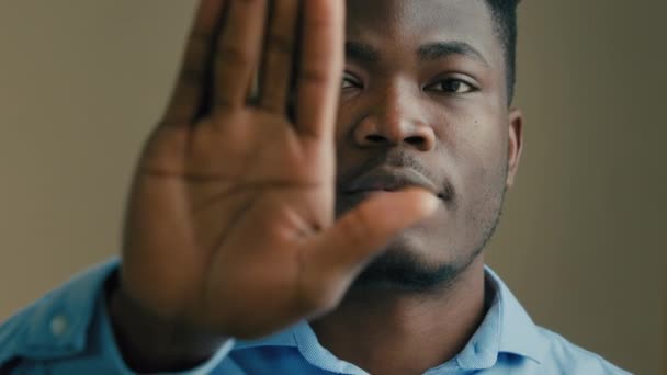 坚强的非洲裔美国人30多岁的生意人办公室代理男人站在室内伸出手来 手牵手 手牵手 保护着前方 不让防守被拒绝保持距离 抗议种族歧视 — 图库视频影像