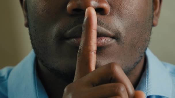 密接な部分の顔男サイレント神秘的なアフリカ系アメリカ人30代の男性実業家を唇に指を置く沈黙ハッシュジェスチャー謎秘密停止話のプライバシー情報は秘密を伝える言わない — ストック動画