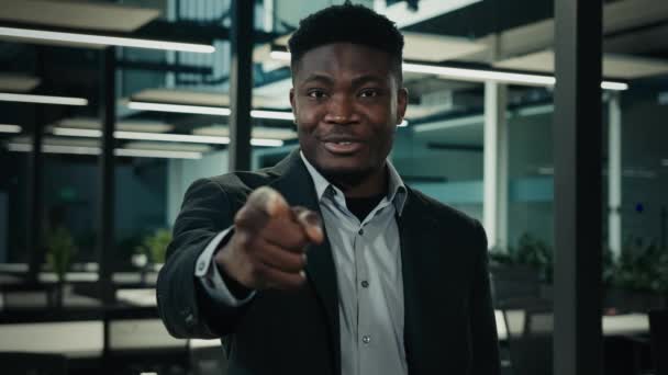 Gelukkige Zakenman Afro Amerikaanse Middelbare Leeftijd Man Poseren Het Kantoor — Stockvideo