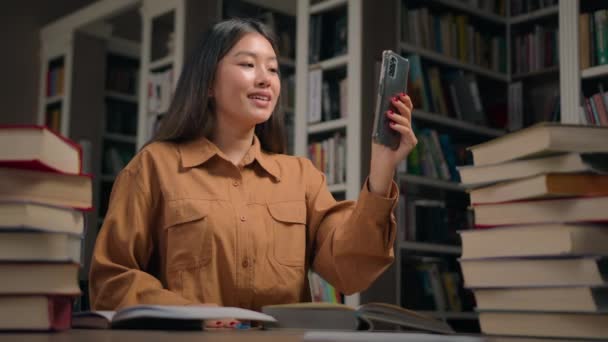 Ung Kvinna Student Prata Videosamtal Med Handledare Med Mobiltelefon Biblioteket — Stockvideo