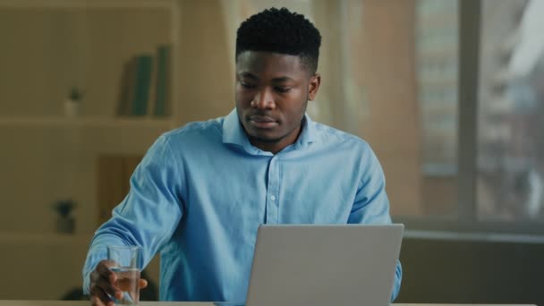 Affärsman Afrikansk Amerikansk Man Som Arbetar Datorn Hemmakontoret Gör Paus — Stockvideo