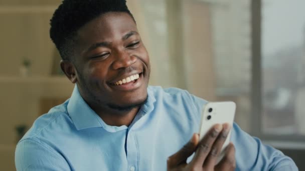 Obchodní Video Hovor Usmívající Africký Podnikatel Mluví Mobilní Telefon Virtuální — Stock video