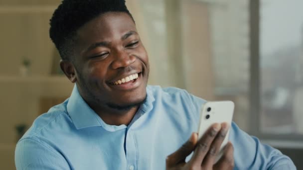 Appel Vidéo Affaires Souriant Homme Affaires Afro Américain Parlant Téléphone — Video