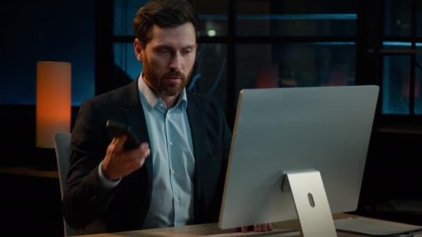 Caucasian Man Sit Desk Evening Night Office Work Online Computer — Vídeos de Stock