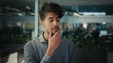 Düşünceli, düşünceli, Hintli Arap erkek ofis yöneticisi zeki, düşünceli, etnik işçi işadamı, yeni bir fikir üzerinde kafa yoran, beyin fırtınası yapan, proje planlama işini geliştirmeyi düşünen,