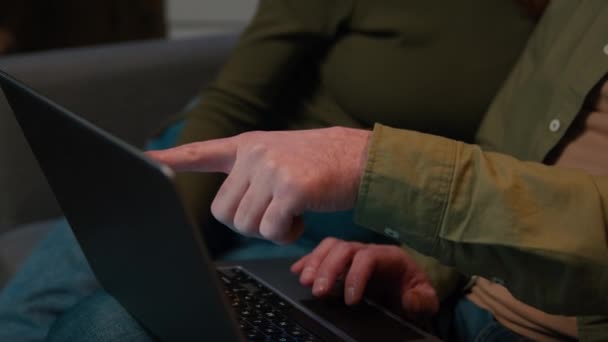 Bărbat Femeie Apropiați Care Folosesc Cuplu Fericit Laptop Dragoste Stând — Videoclip de stoc