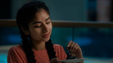 Arap genç bayan müşterimiz, tatsız, tatsız, tatsız, yiyeceksiz, tatsız, tatsız, tatsız, tatsız tatlandırıcı tatlandırıcı reaksiyonlu tatlandırıcı tatlandırıcı tatlandırıcı tatlandırıcı tatlandırıcı ile küflü çikolatalı kek yiyor.