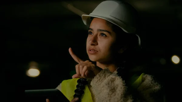 Молодая Арабская Женщина Инженер Техник Инспектор Инженер Инженер Инженер Носит — стоковое фото