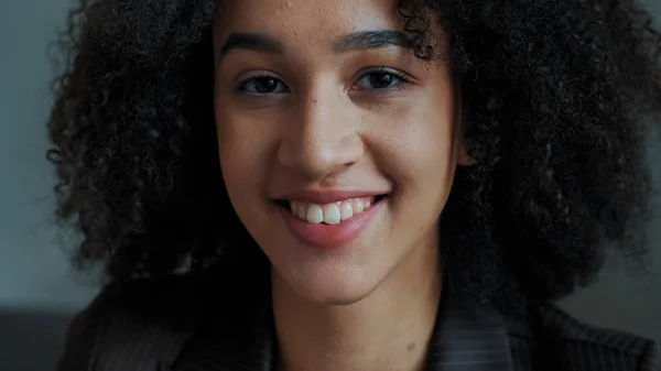 Portret Jong Twintiger Jaren Meisje Student Afrikaans Amerikaanse Vrouw Met — Stockfoto