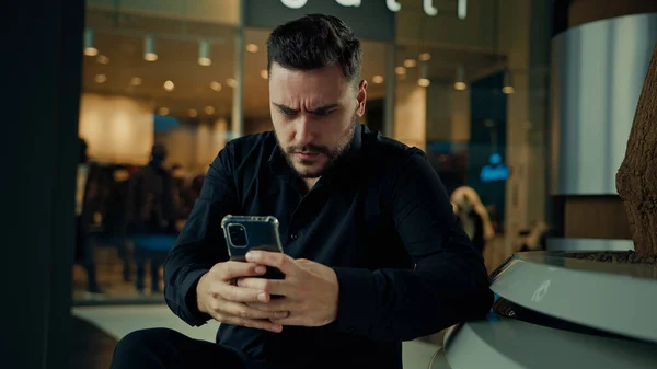 Расстроенный Беспокойный Бизнесмен Человек Имеющий Проблемы Мобильным Телефоном Читать Плохие — стоковое фото