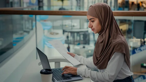 Ung Kvinnlig Entreprenör Arabien Muslimsk Kvinna Hijab Affärskvinna Frilansare Arbete — Stockfoto