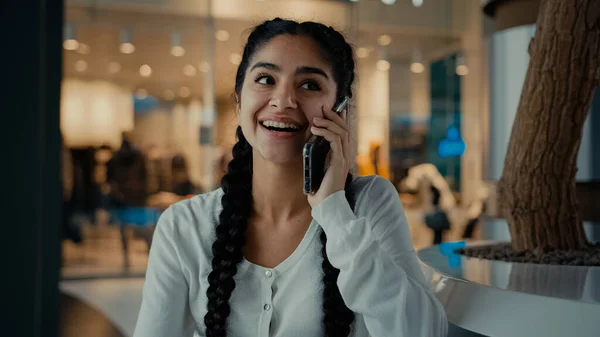 Lächelnd Arabische Frau Aus Dem Nahen Osten Käuferin Kundin Studentin — Stockfoto