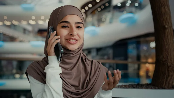 Vacker Muslimsk Kvinna Hijab Sitter Offentlig Plats Prata Mobiltelefon Köpcentret — Stockfoto