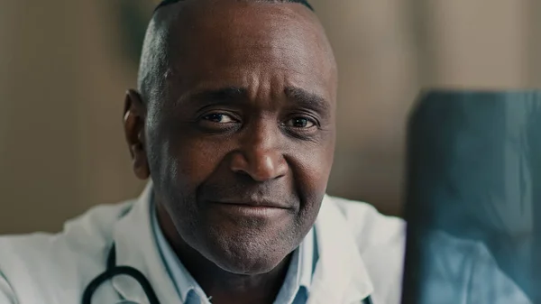 African Male Medic Expert Radiologist Osteopath Surgeon Orthopedist Ethnic Man — Stock Photo, Image