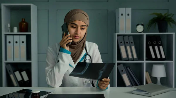 Молодая Доктор Арабская Турецкая Женщина Хиджаб Ислам Религия Женщина Радиолог — стоковое фото