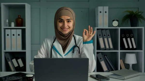 Glad Happy Arabian Middle Eastern Doctor Young Islamic Religion Woman — Foto Stock
