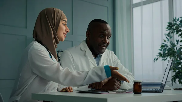 Mediziner Zwei Professionelle Ärzte Kollegen Arabische Junge Frau Therapeutin Diskutieren — Stockfoto