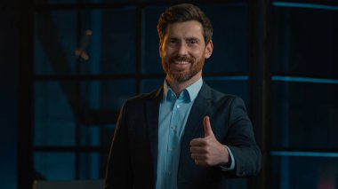 İş portresi, beyaz, mutlu iş adamı, orta yaşlı patron iş fikrini onayladı. İyi sonuç, iyi sonuç, saygı, olumlu tepki, mükemmel seçim, onaylama, el hareketi.