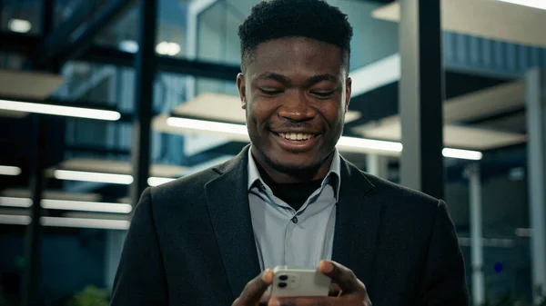 Afrikaanse Zakenman Jonge Mannelijke Ondernemer Gebruiker Uitvoerende Werknemer Etnische Man — Stockfoto