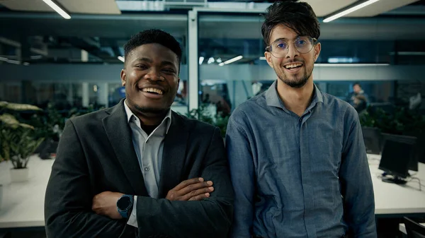 Multiraciale Collega Van Het Bedrijfsleven Glimlachen Diverse Mannen Arabische Afrikaanse — Stockfoto