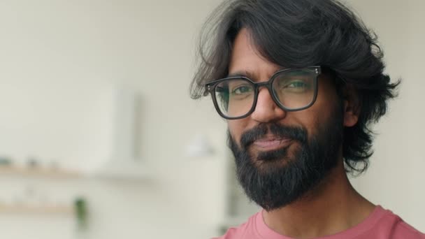 Retrato Étnico Multirracial Árabe Indiano Homem Óculos Cabeça Tiro Empresário — Vídeo de Stock