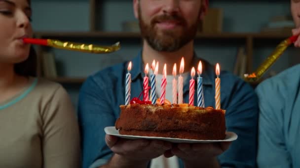 Καλλιεργημένη Άποψη Αγνώριστη Καυκάσιος Ενήλικας Ευτυχισμένος Γενειοφόρος Άντρας Γιορτάζουν Γενέθλια — Αρχείο Βίντεο