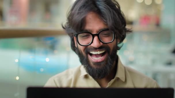 Счастливый Исполнительный Индийский Бородатый Предприниматель Очках Праздновать Победу Ноутбука Достижения — стоковое видео