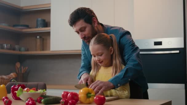 Adult Father Teaching Caucasian Kid Daughter Cut Fresh Vegetable Salad — 图库视频影像