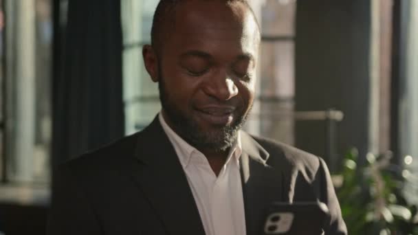 Dorosły Przedsiębiorca Afroamerykanin Biznesmen Etniczny Dojrzały Mężczyzna Stojący Słońcu Promienie — Wideo stockowe
