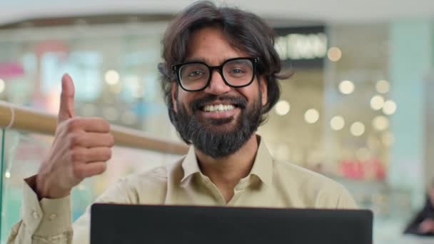 Indian Arabian Brodaty Przedsiębiorca Biznesmen Okularach Laptopem Pokazując Kciuk Góry — Wideo stockowe