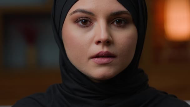 Portrait Woman 20S Arabian Muslim Young Girl Islamic Lady Black — Stockvideo