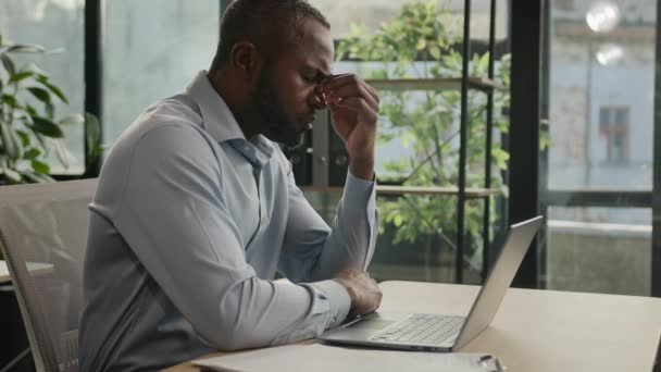 Yorgun Olgun Yaşlı Işadamı Yorgun Afrikalı Amerikalı Etnik Erkek Ofis — Stok video