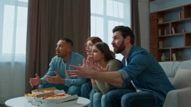 Çeşitli taraftar grupları maç izleyip futbol takımlarını destekliyor. Zafer golünü kutluyorlar. Kadınlar televizyon kanalını pizza ve birayla izliyorlar.