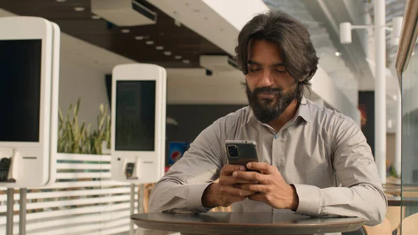 Akıllı Telefon Tutan Mutlu Hintli Genç Işadamı Içeride Oturmuş Mesaj — Stok fotoğraf