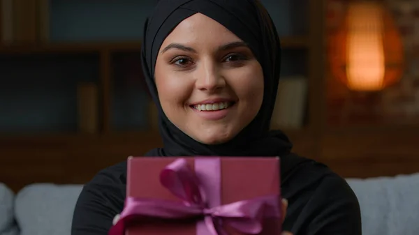 Smiling Woman Hijab Hold Pink Gift Box Ribbon Wishing Happy — Stock Photo, Image