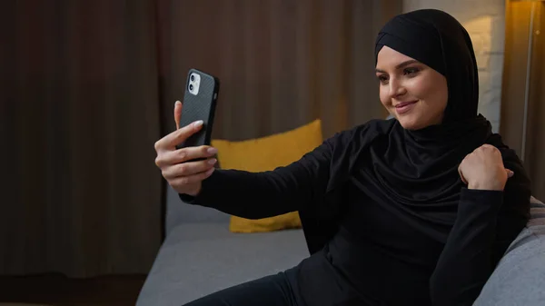 Islamic Muslim Woman 20S Girl Use Mobile Phone Webcam Conference — Stockfoto