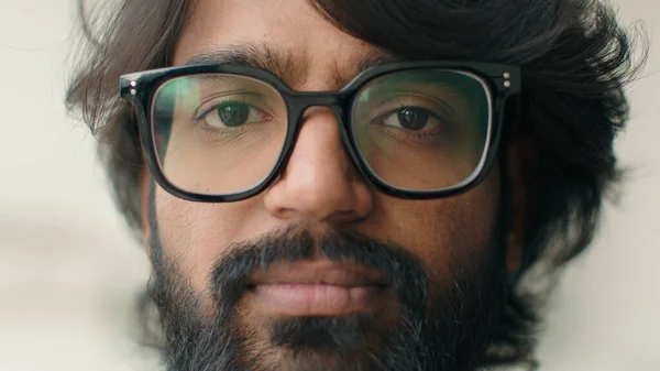 얼굴을 카메라를 인도의 안경을 채찍은 사업가의 안과를 사람을 — 스톡 사진