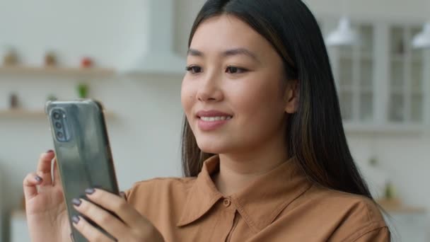 Ασιάτισσα Κινέζα Επιχειρηματίας Γυναίκα Χρησιμοποιώντας Smartphone Περιήγηση Στα Μέσα Κοινωνικής — Αρχείο Βίντεο